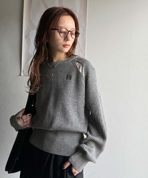 mily bilet】ヘルシーな肌見せで抜け感をプラス。肩スリット胸刺ニット