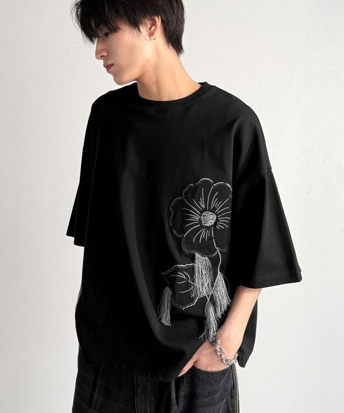 遊び心が揺れ動く。」フラワーステッチアップリケデザインTシャツ