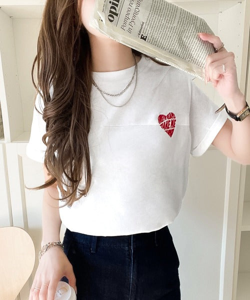 大人のこなれたシンプルスタイル。タックデザインハート刺繍T