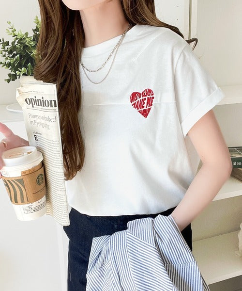 大人のこなれたシンプルスタイル。タックデザインハート刺繍Tシャツ