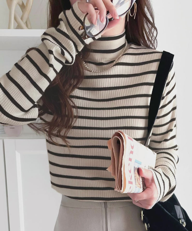 dolce. 新品未使用 リリートップス（白） さりげない配色デザインがお洒落。袖W配色×ハイネックリブニット