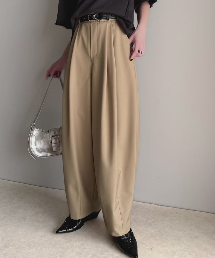 上品なカーブラインで魅了する。コクーンシルエットランタンパンツ