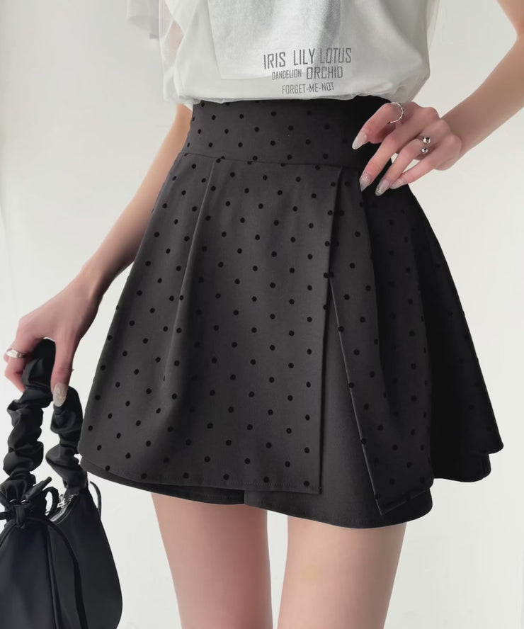 ふんわりシルエットの魅力たっぷり。フロッキードットキュロット