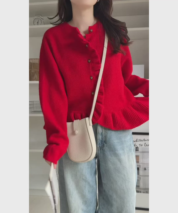 ふわっと甘く、上品に。フリルが彩る、ふわもちフリル金ボタンニット