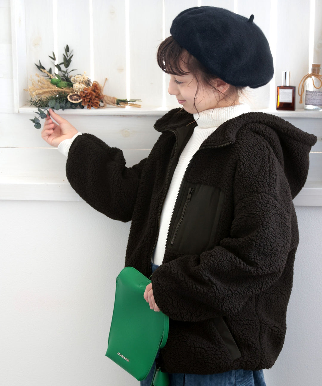 親子コーデ】キッズ フード付きショート丈無地ジップアップジャケット